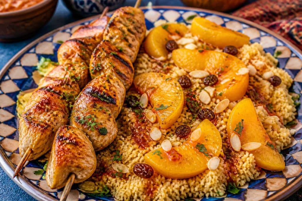 Recette de brochettes de volaille et semoule aux pêches rôties