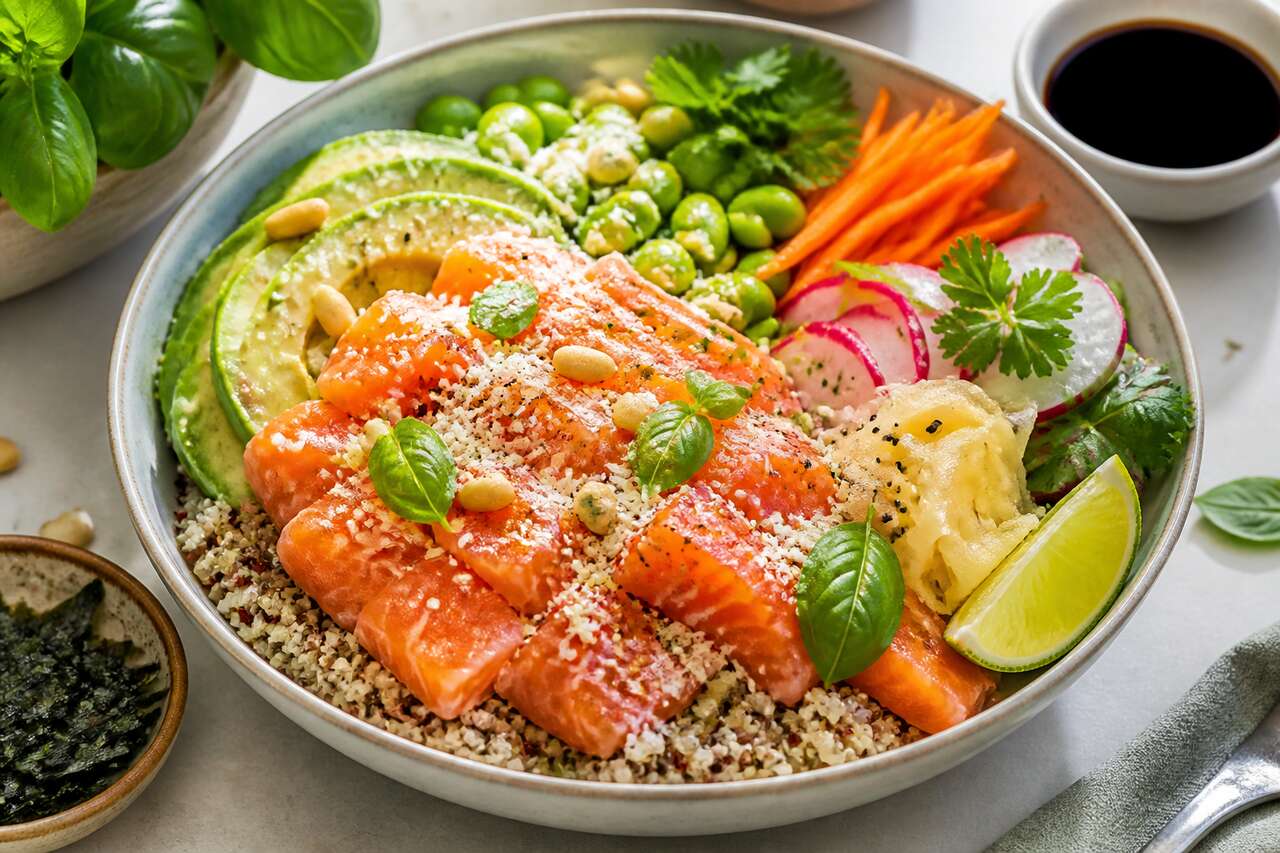 Recette du bouddha bowl de saumon cru au pesto d'herbes et gingembre