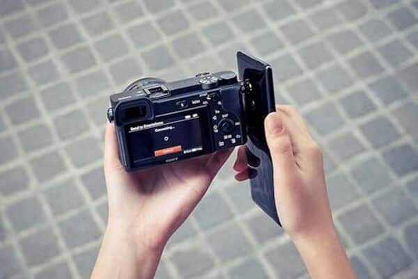 Découvrez notre test détaillé du Sony Alpha 6400, l'appareil photo hybride qui révolutionne la photographie. Performance, qualité d'image et fonctionnalités avancées au rendez-vous.
